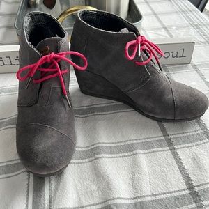 TOMS BOOTS LIKE NEW. SZ 9 gray/red